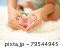 小さな新生児の足 79544945