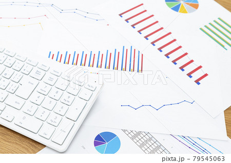 キーボードとグラフ キーボードとグラフ 79545063