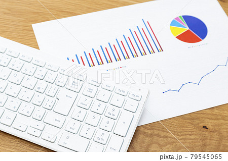 キーボードとグラフ キーボードとグラフ 79545065