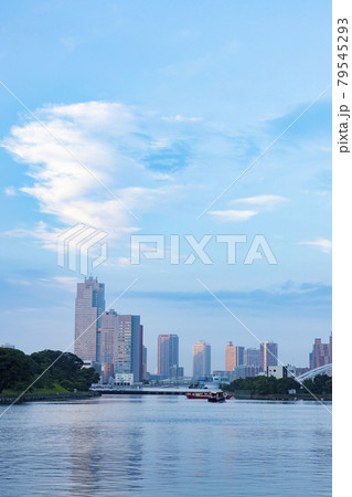 東京中央区、浜離宮庭園付近の夏景色 79545293