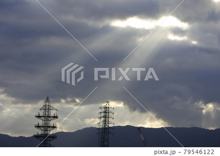 2つの鉄塔に注がれるように見える天使の梯子 79546122