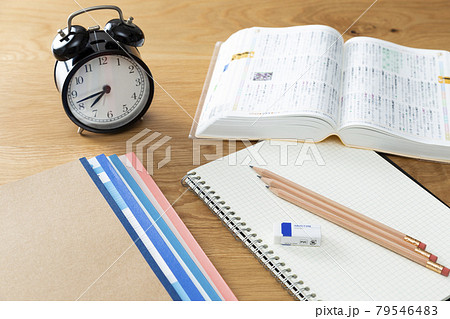 参考書と筆記用具 79546483