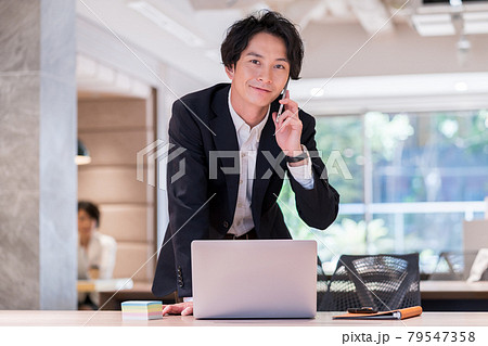 フリーアドレスのオフィスでノートPCで仕事する男性社員 撮影協力「+SHIFT NOGIZAKA」 フリーアドレスのオフィスでノートPCで仕事する男性社員 撮影協力「+SHIFT NOGIZAKA」 79547358