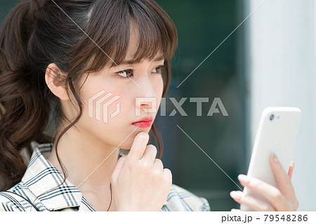 女性　スマホ　スマートフォン 79548286