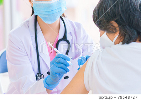 シニアにワクチンを刺す医療従事者 79548727