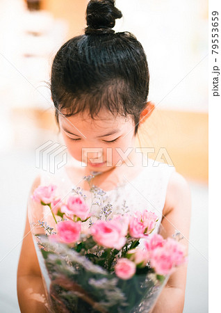 花束を持つ女の子の写真素材