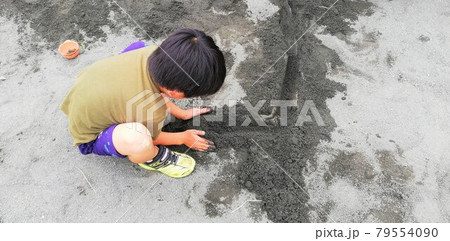 砂遊びをする少年 砂遊びをする少年 79554090