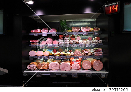 イタリア(ローマ)の売店に並ぶハム イタリア(ローマ)の売店に並ぶハム 79555266