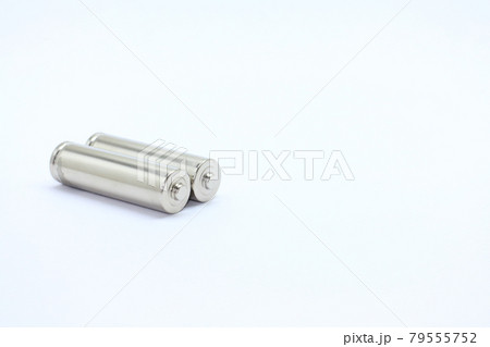 白い背景の上にある単三電池 79555752