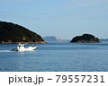 海と漁船 79557231