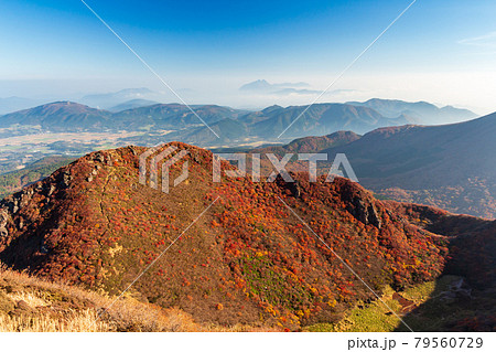 紅葉の九重山・三俣山と由布岳 紅葉の九重山・三俣山と由布岳 79560729