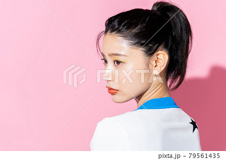 若い女性のビューティ 79561435