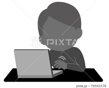 パソコンを操作する人物の不穏なシルエット　イラスト 79562576