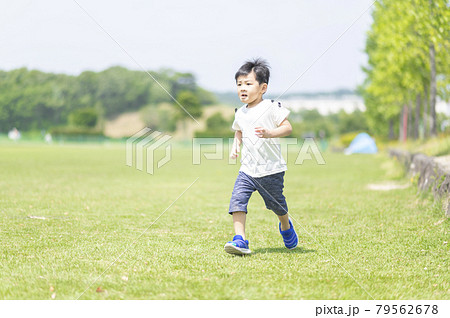 芝生を走り回る4歳の男の子 79562678