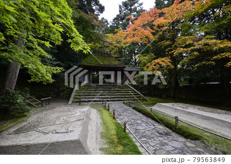 法然院 山門と白砂壇 法然院 山門と白砂壇 79563849