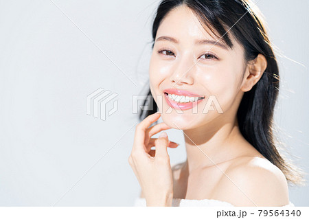 若い女性のビューティ 79564340