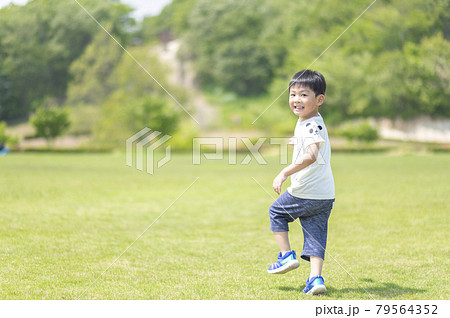 芝生を走る4歳の男の子 芝生を走る4歳の男の子 79564352