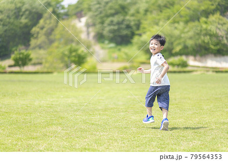 芝生を走る4歳の男の子 79564353