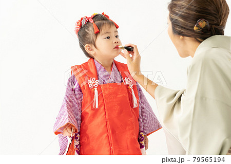 七五三 着付け 3歳 和装の写真素材