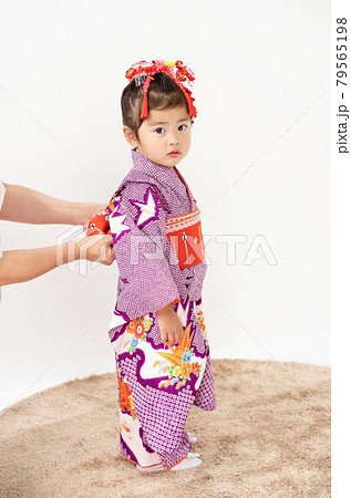 七五三 着付け 3歳 和装の写真素材