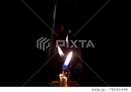 ガスランタンの炎のゆらぎ 79565449