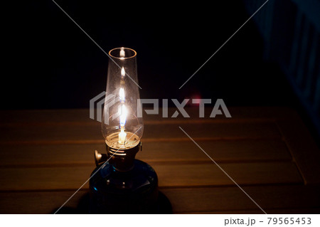 ガスランタンの炎のゆらぎ 79565453