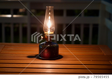 ガスランタンの炎のゆらぎ 79565455