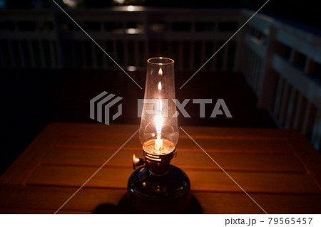 ガスランタンの炎のゆらぎ 79565457