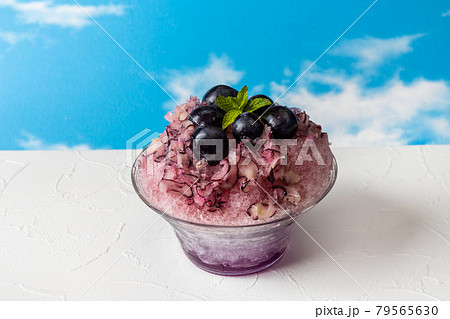 かき氷　Shaved ice that Asian fruit 79565630