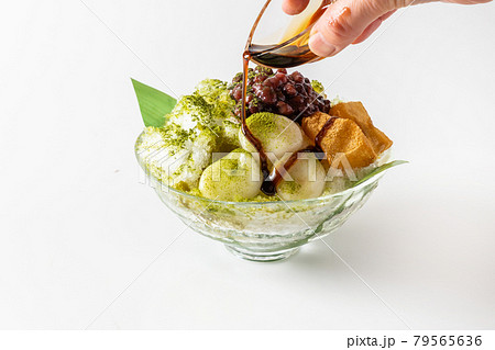 かき氷　Shaved ice that Asian fruit 79565636