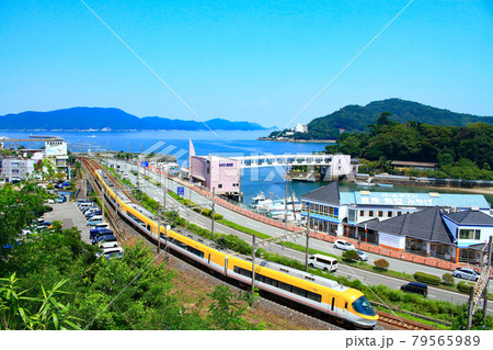 鳥羽市の町並みと近鉄特急伊勢志摩ライナーの風景 79565989