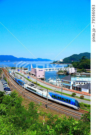 鳥羽市の町並みと近鉄特急しまかぜの風景 79566063