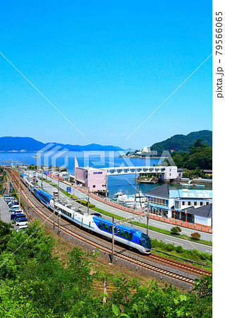 鳥羽市の町並みと近鉄特急しまかぜの風景の写真素材 [79566065] - PIXTA