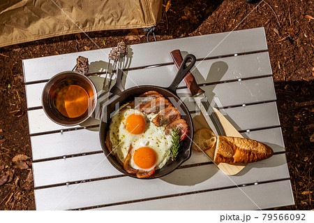 アウトドア料理　Pasta cooking outdoors 79566092