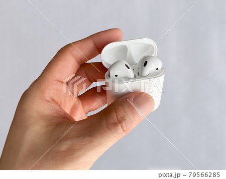 手に持ったワイヤレスイヤホン 手に持ったワイヤレスイヤホン 79566285