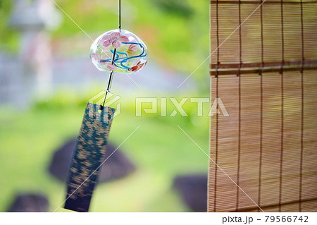 日本の夏風鈴の涼感 79566742