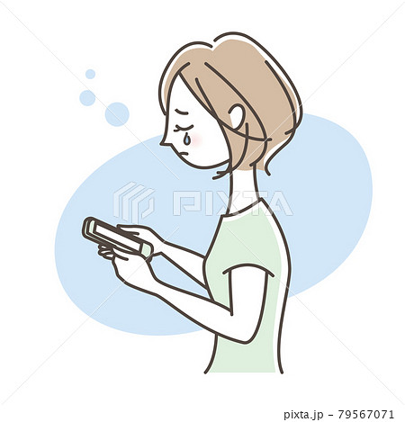 スマホを見て悲しむ女性 79567071