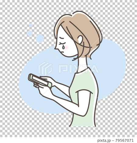 スマホを見て悲しむ女性 79567071