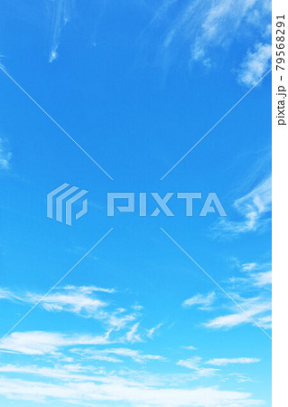 秋の青空と雲 79568291