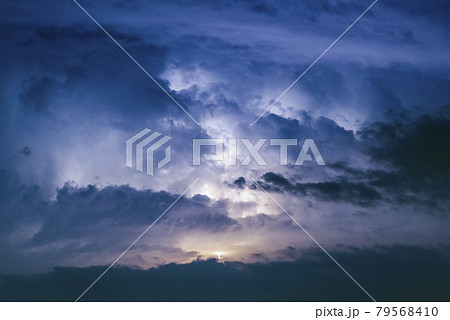 横浜の上空に現れた稲妻 79568410