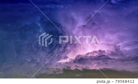横浜の上空に現れた稲妻 79568412