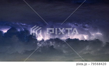 横浜の上空に現れた稲妻 79568420