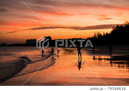 Silhouette happy family on Cha-am beach at dusk 79568616