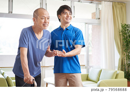高齢者の歩行介助をする介護士 高齢者の歩行介助をする介護士 79568688