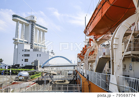 南極観測船ふじ船体側面越しに見る名古屋港ポートビル 79569774