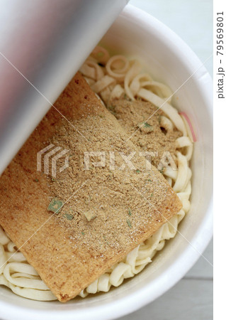 お湯を入れる前のインスタント麺のキツネうどん 79569801