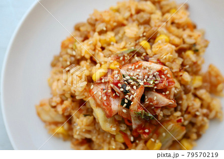 押し麦入りご飯で作った納豆キムチ炒飯 押し麦入りご飯で作った納豆キムチ炒飯 79570219