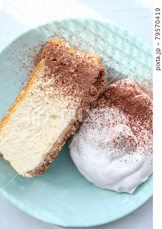 クリームを添えたクッキーボトムの手作りベイクドチーズケーキ クリームを添えたクッキーボトムの手作りベイクドチーズケーキ 79570419