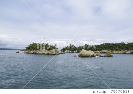 観光船から眺める松島湾の島々 観光船から眺める松島湾の島々 79570613