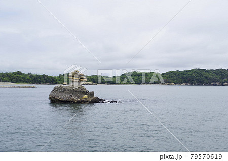 松島の中でも最も有名な仁王島 79570619